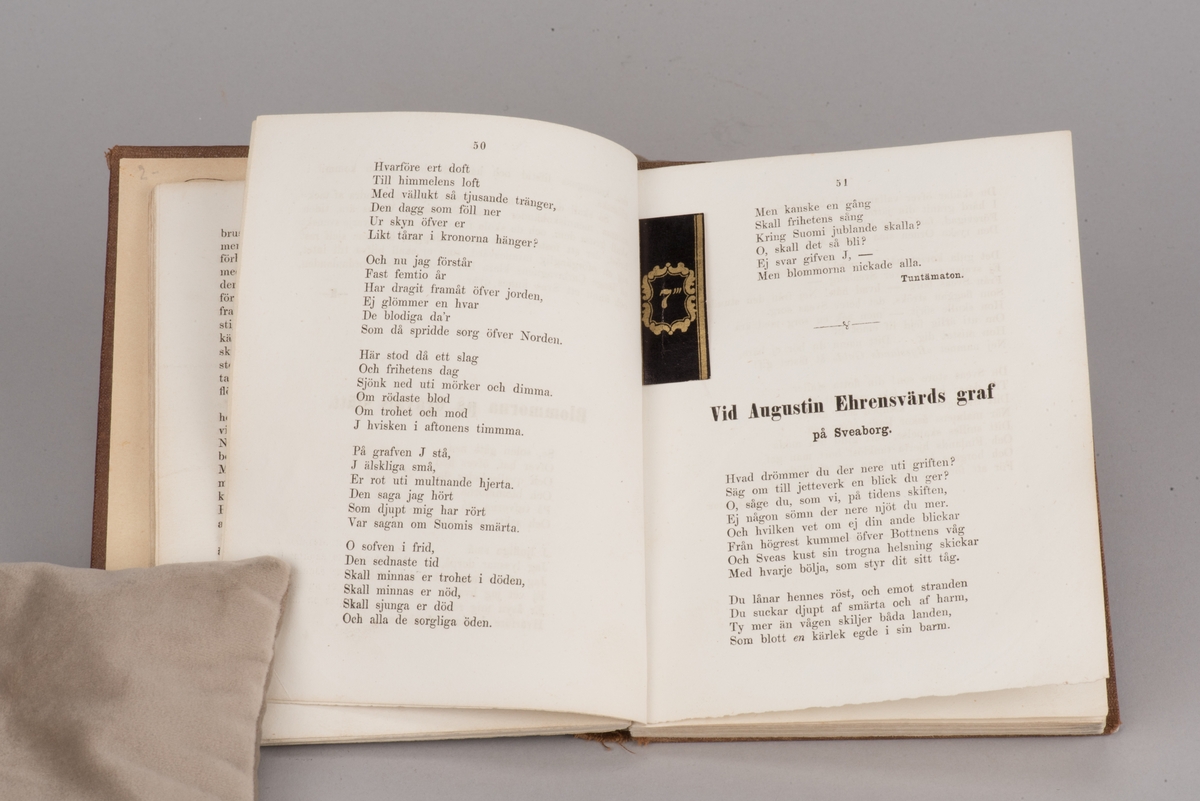 Inbunden kalender från 1860.

Brunt mönsterpressat klotband med blindpressade ramtryck på pärmarna och guldtryckt titel på främre pärmen. Titeln "NORDEN 1860" på framsidan är i guldtryck under en femuddig stjärna med strålar som bildar bakgrund till titeln.

Som försättssida i lite styvare papper finns en av Nils Anderssons genremålningar som lithografi, ett pastoralt motiv med djur och människor kring och vid stranden av en frusen sjö. På sidan 117 till 121 finns en artikel om "N. Andersson." som illustreras av ett porträtt av konstnären, även detta en lithografi på ett lite styvare papper. Båda lithografierarna är tryckta hos Salmson. 

På insidan av den främre pärmen finns en inskrift som visar att kalendern skänkts från Nils Andersson till Sven Johan Jacobsson.

Det ligger ett bokmärke mellan sidorna  50 och 51, vid dikten "Vid Augustin Ehrensvärds graf på Sveaborg."