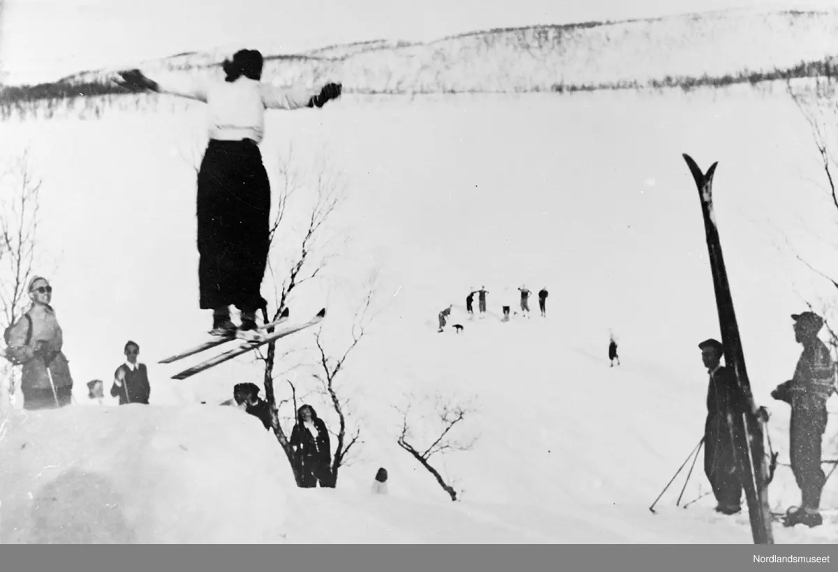 Skihopper i svevet. Hopprenn ved Lurfjellet, Gjømmervatnet.