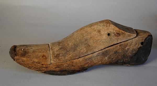 Ett par läster av trä. Varje läst består av två delar. Lagade med läder. Längd: 27 cm, tåbredd: 8 cm, hälbredd: 5,6 cm, höjd: 8,1 cm.