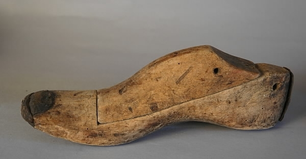 Ett par läster av trä. Varje läst består av två delar. Lagade med läder. Längd: 27 cm, tåbredd: 8 cm, hälbredd: 5,6 cm, höjd: 8,1 cm.