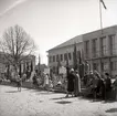 Första majfirande vid Borgholms stadshus. Allas rätt till allmän tilläggspension propagerades det för detta år.