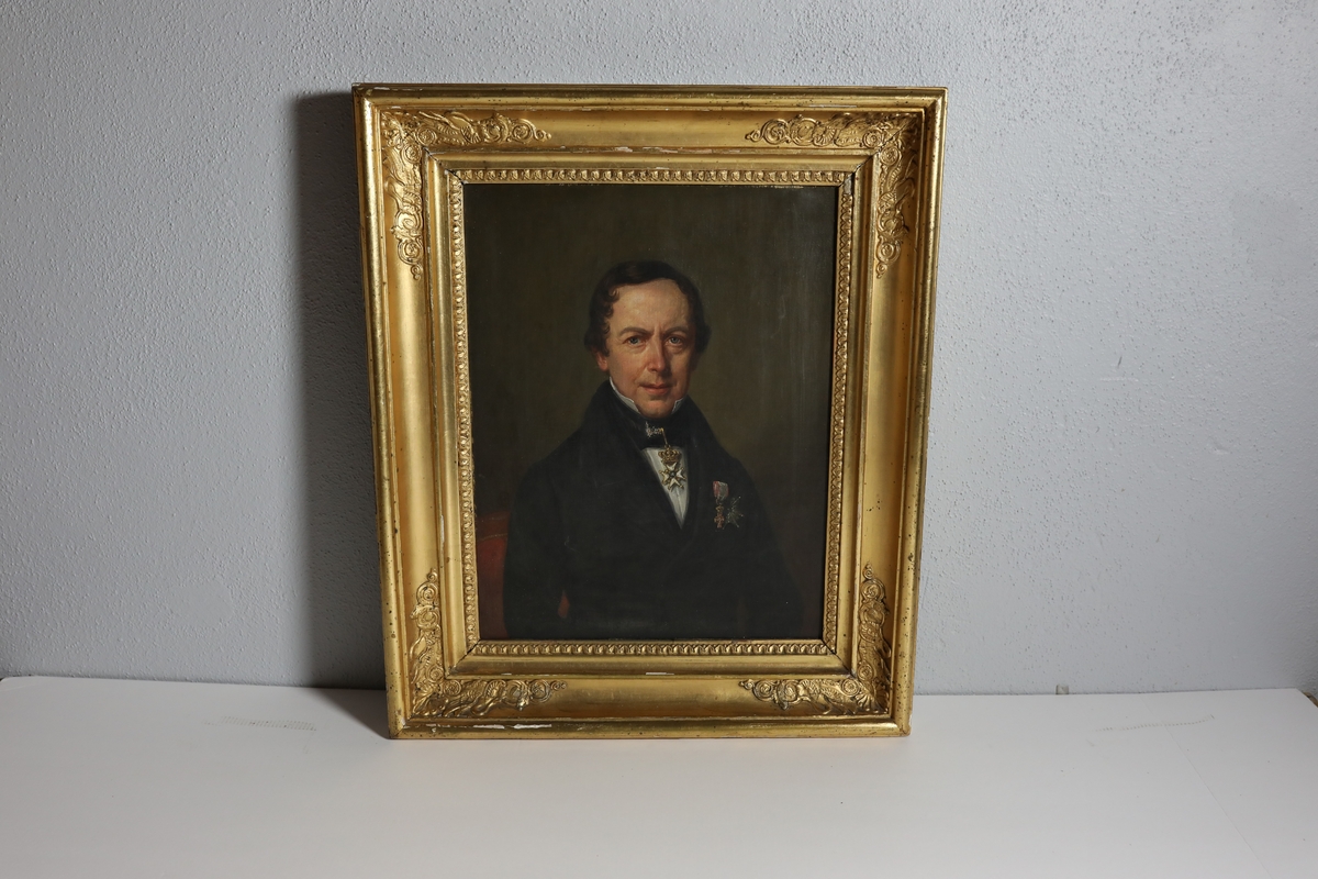 Maleriet er av embetsmann Mathias Bille Kjørboe, fra midjen og opp sittende på en rød stol. Bakgrunnen er mørk, men litt lysere rundt Kjørboe. Han har på seg svart dress, hvit skjorte og svart sløyfe. I tillegg har han St. Olavsordenen rundt halsen, og to andre medaljer på dressens høyre side.