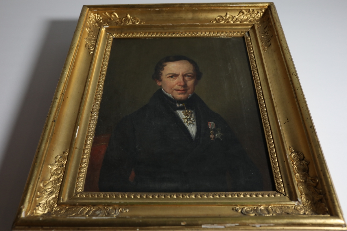 Maleriet er av embetsmann Mathias Bille Kjørboe, fra midjen og opp sittende på en rød stol. Bakgrunnen er mørk, men litt lysere rundt Kjørboe. Han har på seg svart dress, hvit skjorte og svart sløyfe. I tillegg har han St. Olavsordenen rundt halsen, og to andre medaljer på dressens høyre side.