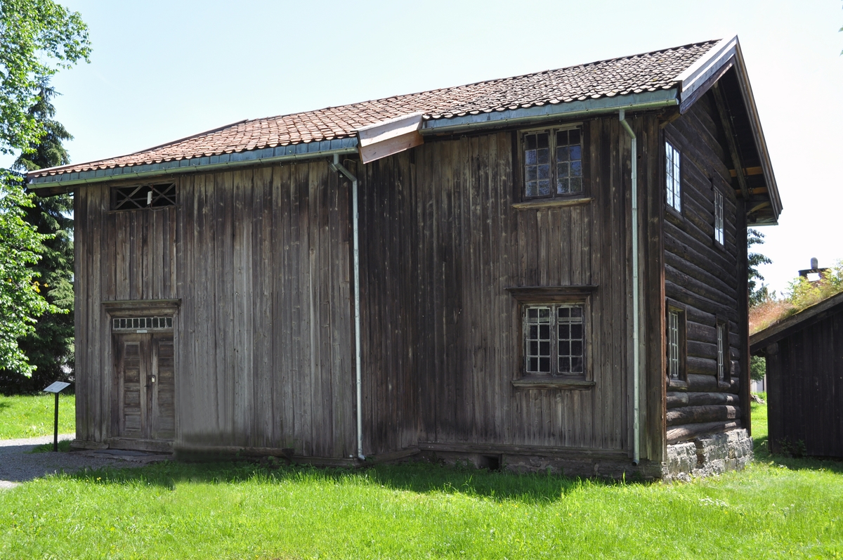 Rambergstoga er ei typisk tvihøgda stoge frå 1700-talet. Det var vanleg med ”uppstoge”, stas- og gjestestoge, i andre høgda. Ei trapp fører opp i den innkledde svala.

Uppstoga er dekorert av Ola Hansson i 1788. Frå 1782 og framover mot 1810 dekorerte Ola Hansson ei lang rad med stasstoger i Heddal, Sauland, Sauherad og Nes. Han målar med brei, saftig pensel, store sveivar og blomar, ei blanding av blomedekorasjonar frå barokken og musling C-ar frå rokokkoen. Dessutan nyttar han mykje figurbilete –  religiøse og folkelege motiv i rik skifting. Stoga nede viser eit interiør slik det tok seg ut frå 1850-åra og framover.

THE RAMBERG COTTAGE
From Ramberg, Tinnegrend in Heddal
The Ramberg cottage is a typical two-floor cottage from the 18th century. It was customary to have an “upstairs room”, best parlour and guestroom on the first floor. A stairway leads upwards in the enclosed hallway.  
The upstairs rooms were decorated by Ola Hansson in 1788. From 1782 and up till 1810 Ola Hansson decorated a large number of parlours in Heddal, Sauland, Sauherad and Nes. He painted with wide thick brushes, large strokes and flowers, a mixture of floral decorations from the Baroque and clam C’s from the Rococo period. Besides, he used many figurative pictures – religious and popular motifs in rich alternations. The downstairs room displays an interior as it would have been seen from the 1850’s and onwards.