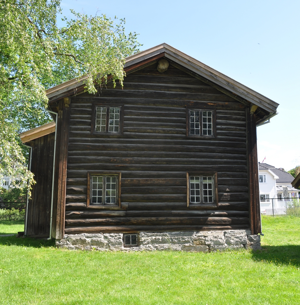 Rambergstoga er ei typisk tvihøgda stoge frå 1700-talet. Det var vanleg med ”uppstoge”, stas- og gjestestoge, i andre høgda. Ei trapp fører opp i den innkledde svala.

Uppstoga er dekorert av Ola Hansson i 1788. Frå 1782 og framover mot 1810 dekorerte Ola Hansson ei lang rad med stasstoger i Heddal, Sauland, Sauherad og Nes. Han målar med brei, saftig pensel, store sveivar og blomar, ei blanding av blomedekorasjonar frå barokken og musling C-ar frå rokokkoen. Dessutan nyttar han mykje figurbilete –  religiøse og folkelege motiv i rik skifting. Stoga nede viser eit interiør slik det tok seg ut frå 1850-åra og framover.

THE RAMBERG COTTAGE
From Ramberg, Tinnegrend in Heddal
The Ramberg cottage is a typical two-floor cottage from the 18th century. It was customary to have an “upstairs room”, best parlour and guestroom on the first floor. A stairway leads upwards in the enclosed hallway.  
The upstairs rooms were decorated by Ola Hansson in 1788. From 1782 and up till 1810 Ola Hansson decorated a large number of parlours in Heddal, Sauland, Sauherad and Nes. He painted with wide thick brushes, large strokes and flowers, a mixture of floral decorations from the Baroque and clam C’s from the Rococo period. Besides, he used many figurative pictures – religious and popular motifs in rich alternations. The downstairs room displays an interior as it would have been seen from the 1850’s and onwards.