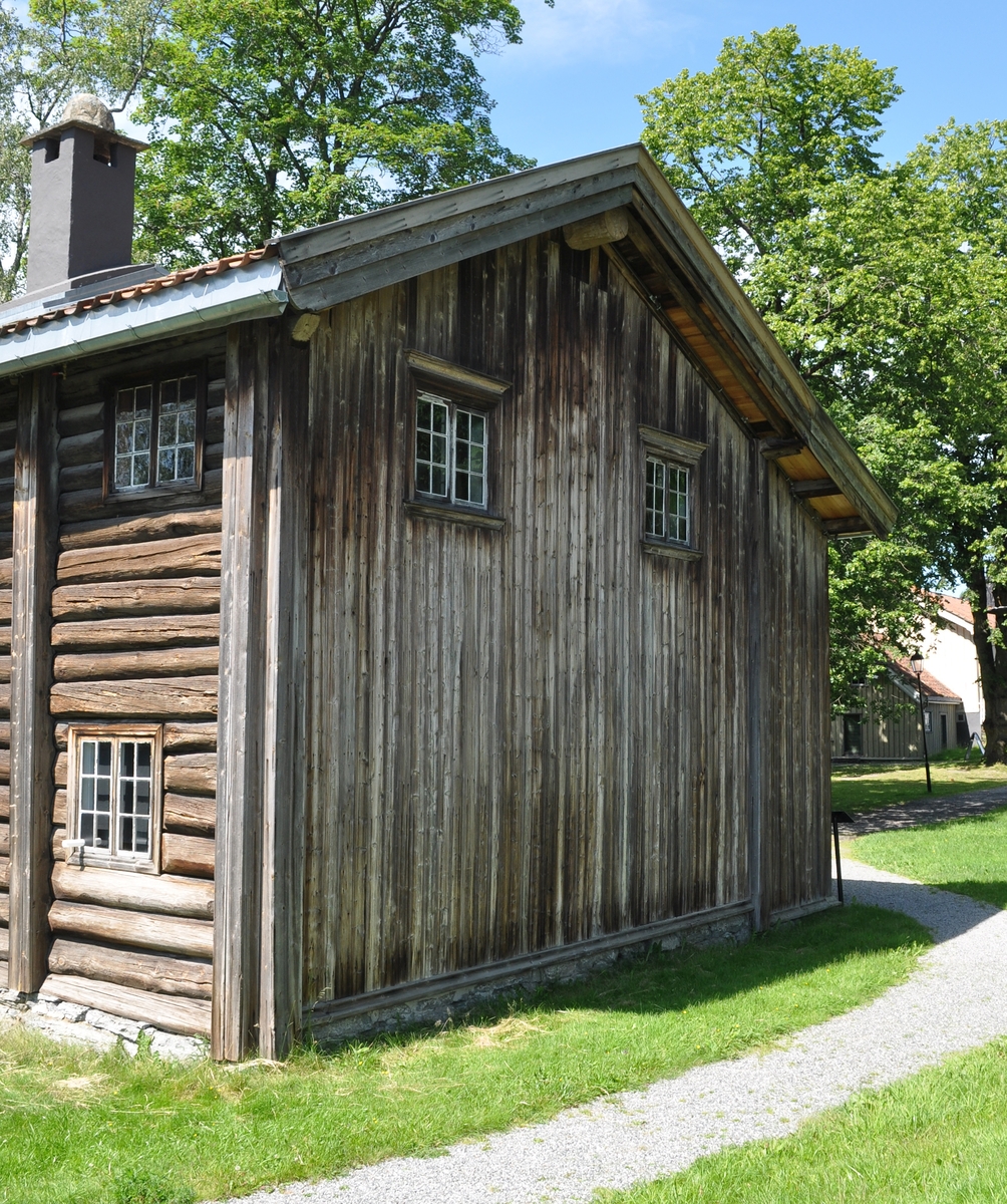 Rambergstoga er ei typisk tvihøgda stoge frå 1700-talet. Det var vanleg med ”uppstoge”, stas- og gjestestoge, i andre høgda. Ei trapp fører opp i den innkledde svala.

Uppstoga er dekorert av Ola Hansson i 1788. Frå 1782 og framover mot 1810 dekorerte Ola Hansson ei lang rad med stasstoger i Heddal, Sauland, Sauherad og Nes. Han målar med brei, saftig pensel, store sveivar og blomar, ei blanding av blomedekorasjonar frå barokken og musling C-ar frå rokokkoen. Dessutan nyttar han mykje figurbilete –  religiøse og folkelege motiv i rik skifting. Stoga nede viser eit interiør slik det tok seg ut frå 1850-åra og framover.

THE RAMBERG COTTAGE
From Ramberg, Tinnegrend in Heddal
The Ramberg cottage is a typical two-floor cottage from the 18th century. It was customary to have an “upstairs room”, best parlour and guestroom on the first floor. A stairway leads upwards in the enclosed hallway.  
The upstairs rooms were decorated by Ola Hansson in 1788. From 1782 and up till 1810 Ola Hansson decorated a large number of parlours in Heddal, Sauland, Sauherad and Nes. He painted with wide thick brushes, large strokes and flowers, a mixture of floral decorations from the Baroque and clam C’s from the Rococo period. Besides, he used many figurative pictures – religious and popular motifs in rich alternations. The downstairs room displays an interior as it would have been seen from the 1850’s and onwards.