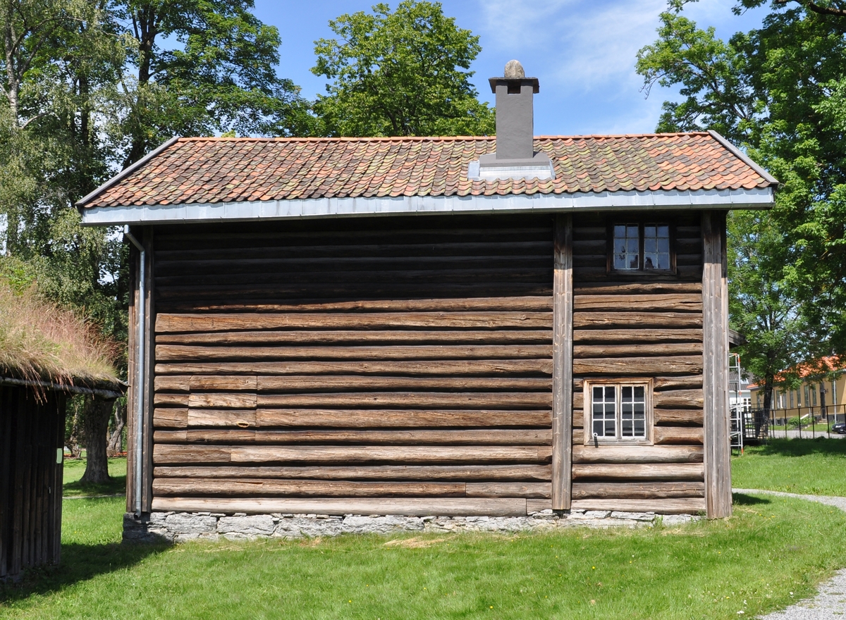 Rambergstoga er ei typisk tvihøgda stoge frå 1700-talet. Det var vanleg med ”uppstoge”, stas- og gjestestoge, i andre høgda. Ei trapp fører opp i den innkledde svala.

Uppstoga er dekorert av Ola Hansson i 1788. Frå 1782 og framover mot 1810 dekorerte Ola Hansson ei lang rad med stasstoger i Heddal, Sauland, Sauherad og Nes. Han målar med brei, saftig pensel, store sveivar og blomar, ei blanding av blomedekorasjonar frå barokken og musling C-ar frå rokokkoen. Dessutan nyttar han mykje figurbilete –  religiøse og folkelege motiv i rik skifting. Stoga nede viser eit interiør slik det tok seg ut frå 1850-åra og framover.

THE RAMBERG COTTAGE
From Ramberg, Tinnegrend in Heddal
The Ramberg cottage is a typical two-floor cottage from the 18th century. It was customary to have an “upstairs room”, best parlour and guestroom on the first floor. A stairway leads upwards in the enclosed hallway.  
The upstairs rooms were decorated by Ola Hansson in 1788. From 1782 and up till 1810 Ola Hansson decorated a large number of parlours in Heddal, Sauland, Sauherad and Nes. He painted with wide thick brushes, large strokes and flowers, a mixture of floral decorations from the Baroque and clam C’s from the Rococo period. Besides, he used many figurative pictures – religious and popular motifs in rich alternations. The downstairs room displays an interior as it would have been seen from the 1850’s and onwards.
