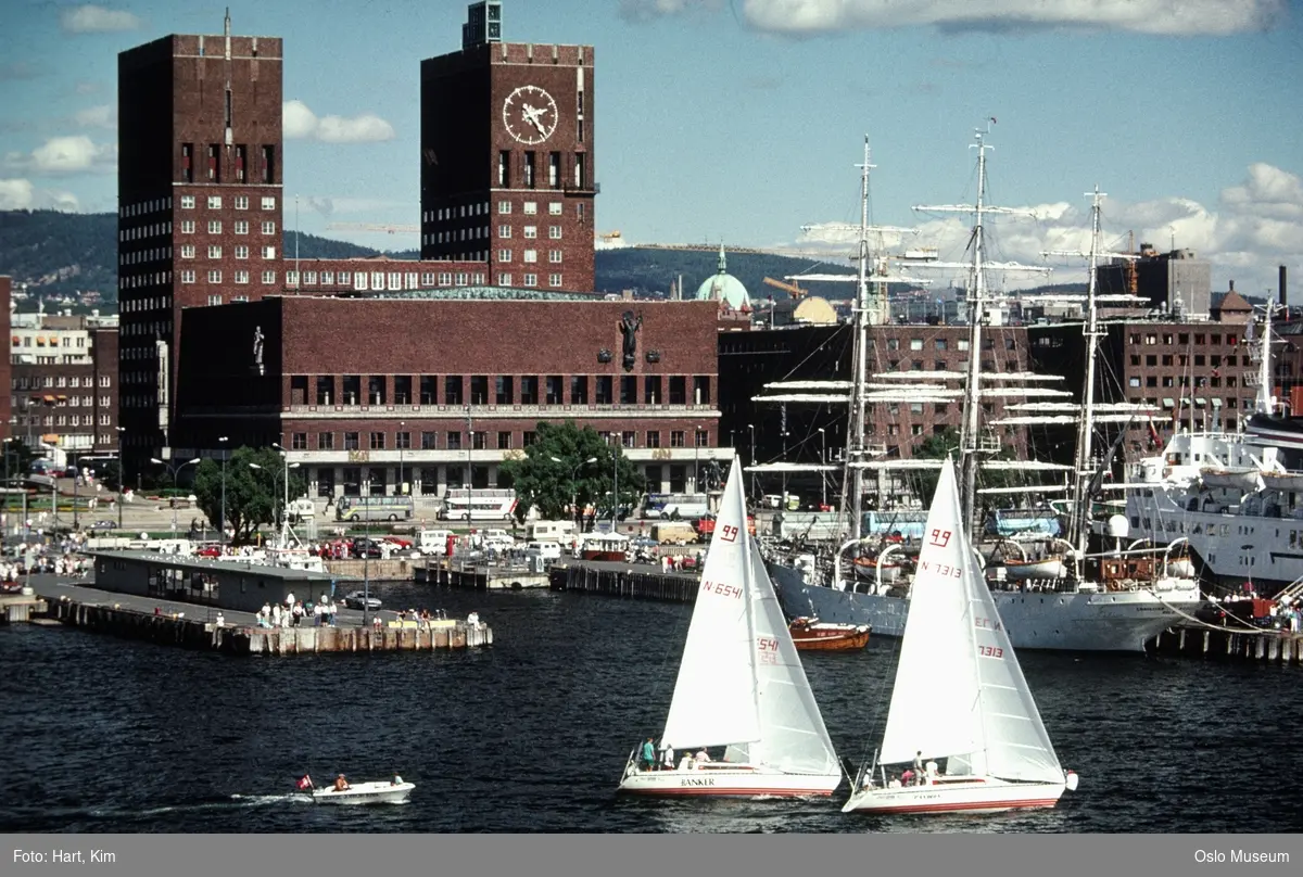 havn, seilbåter, seilas Norgescup, seilskip, skoleskip "Christian Radich", biler, mennesker, kontorbygninger