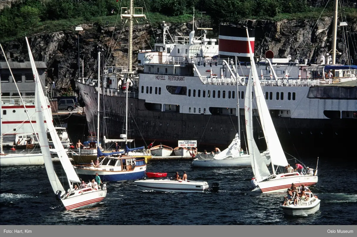 havn, seilbåter, seilas Norgescup, seilskip, motorbåter, mennesker, hurtigruteskip MS Håkon Jarl, bergvegg