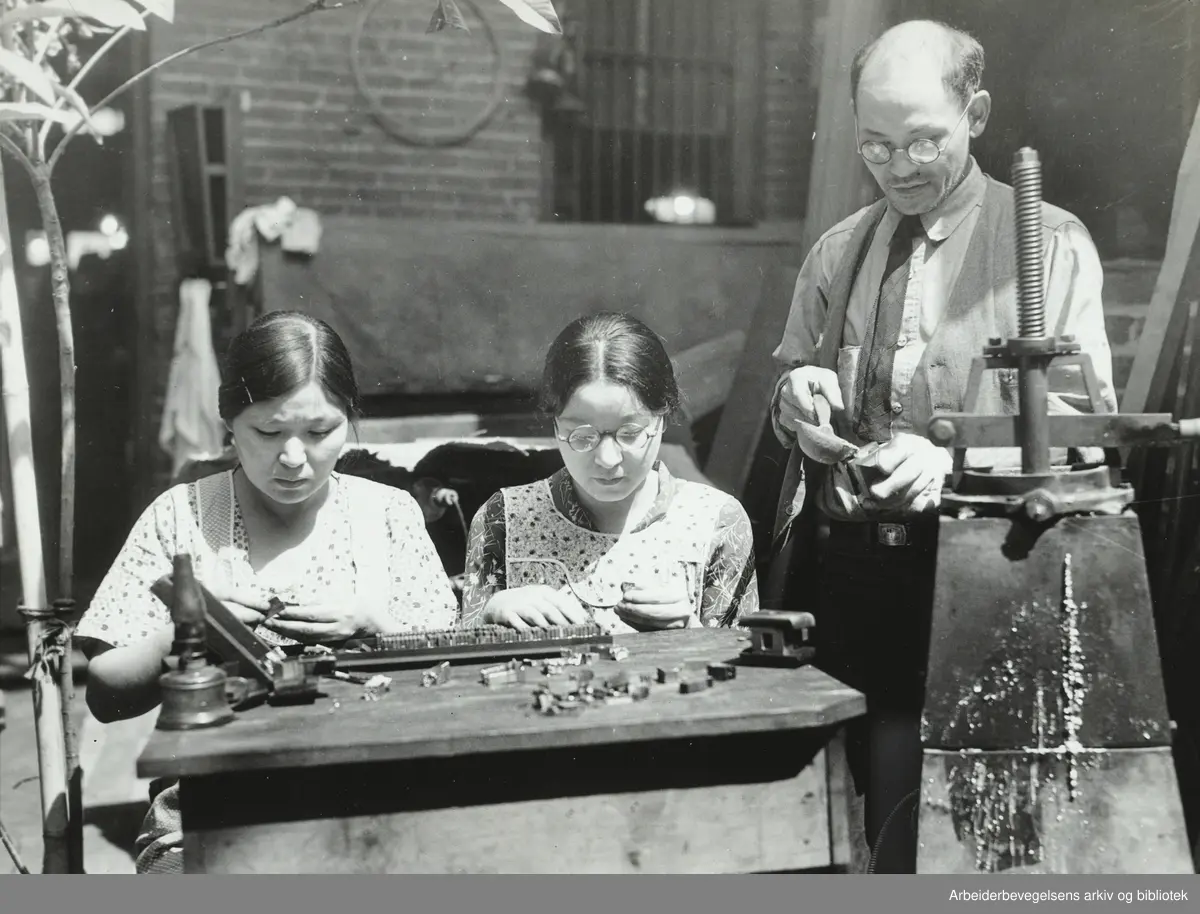 "Typene støpes for den japanske avis ved de Olympiske sommerleker i Los Angeles". Kvinnelige typografer - håndsettere. 1932. Arbeidermagasinet/Magasinet for Alle