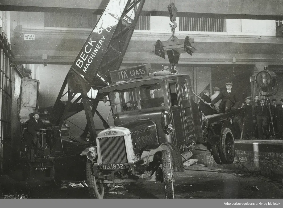 "Tre tonns lastebil brukt som vekt for å teste armert glassplate - etter at elefant nektet!". Hendelsen fant sted på et glassverk i London. 3. Desember 1932. Arbeidermagasinet/Magasinet for Alle