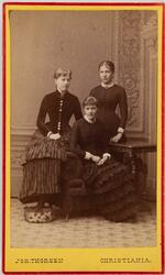 Gruppeportrett. 3 kvinner i studio.