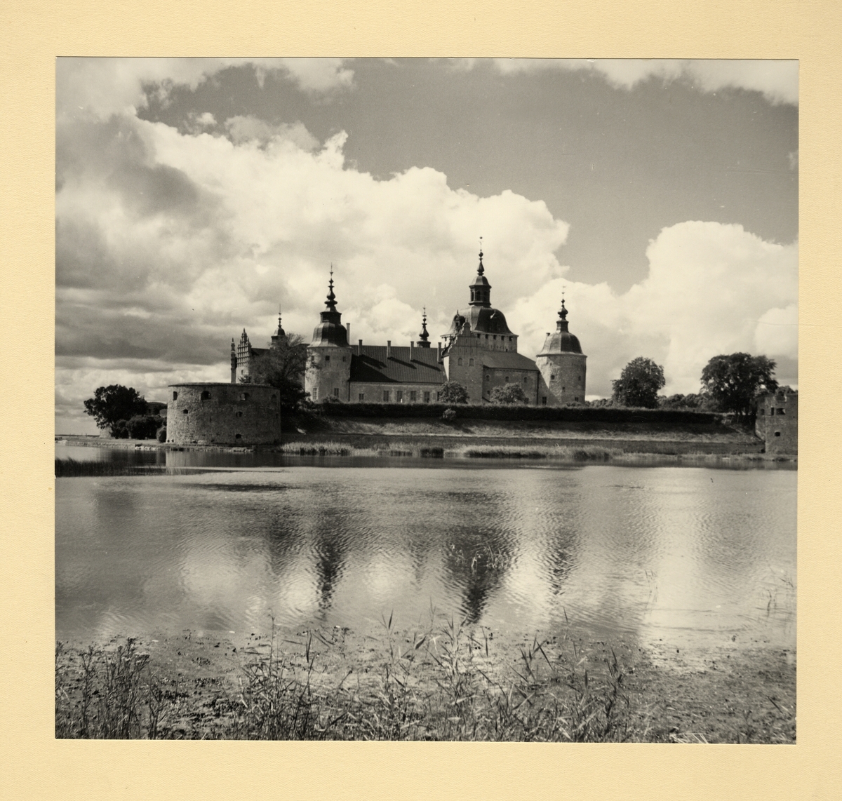 Kalmar slott på avstånd.