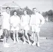 Fyra personer vid tennisbanan 1958. Namn som medföljde bild: J E Lundkvist och Bengt Axelsson.