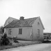 Ålderdomlig stuga på tomten till Solhaga (Olofstorp 1:43) i Järstad. Här dokumenterad av Östergötlands museum 1951.