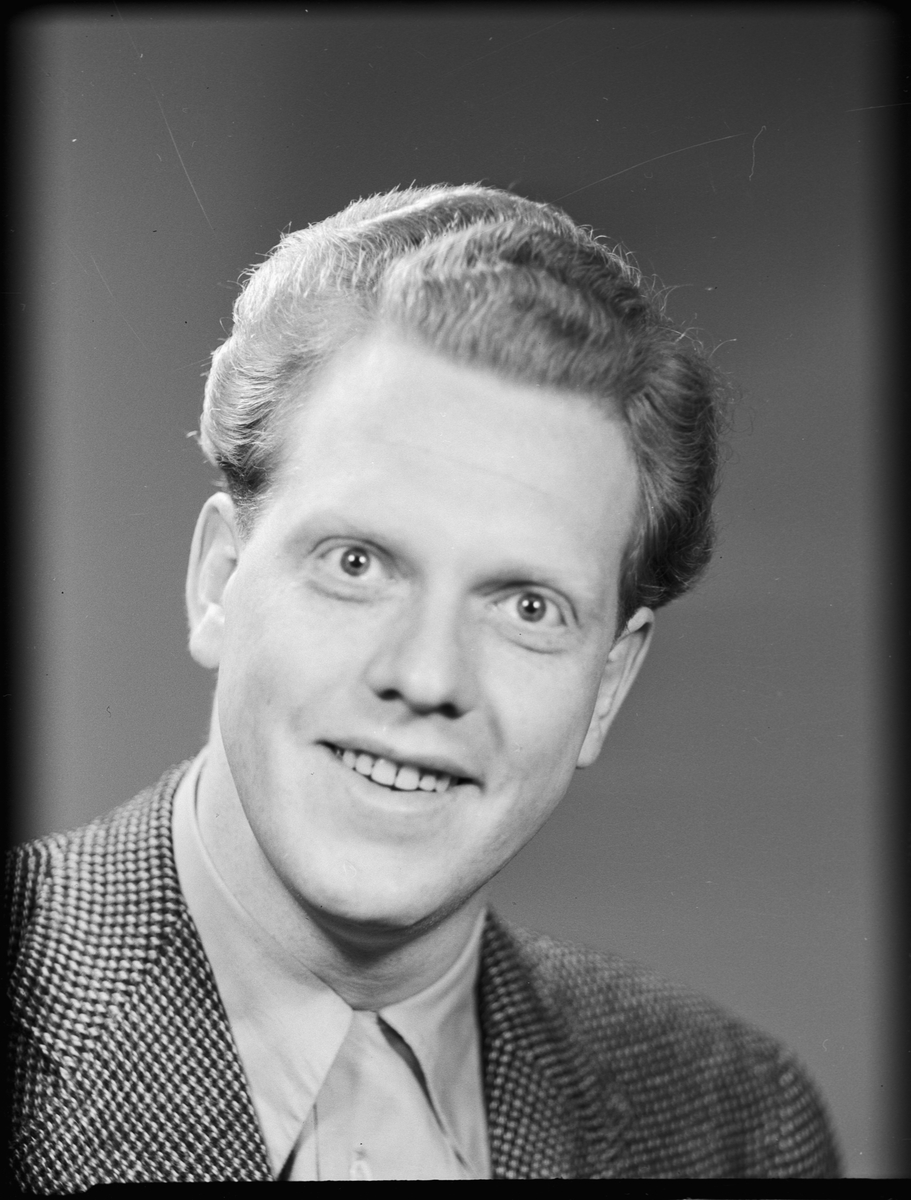 Ateljéporträtt - Tage Danielsson, Uppsala