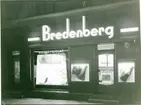 Västerås, Vasagatan 14.
Bredenbergs damkonfektion, skyltfönster. C:a 1960-talet.