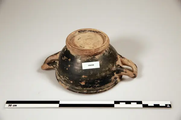 Bolle med hanker i brent leire fra Pompeii