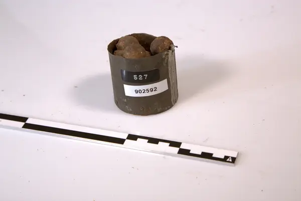 Blikkboks med mange små kuler fra København 1807