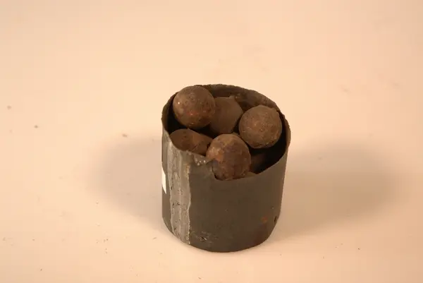 Blikkboks med mange små kuler fra København 1807