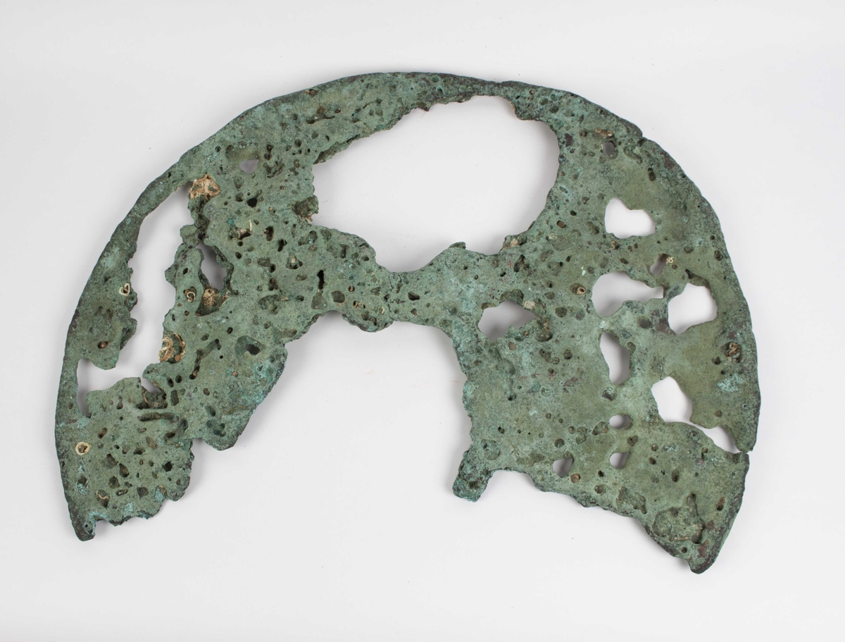 Garkobberbarre funnet ved dykking i Kjelstraumen i Austrheim kommune, fra Røros eller Løkken gruver. Barren er del av gruppering bestående av 26 barrer og stammer fra et forlis av DEN NORSKE LØVE i 1672. Mesteparten av kobberet ble hevet av en klokkedykker i 1673. Disse barren ble hevet i 1997. De fleste av barrene er sterkt erodert.