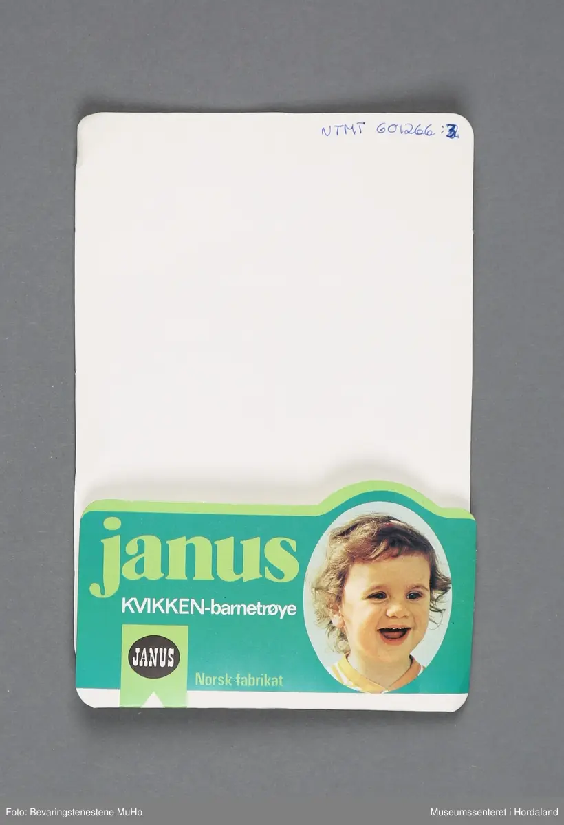 Plagget: Løver med ball i brunt, rødt og gult.
Emballasjen: Fargefoto av baby.