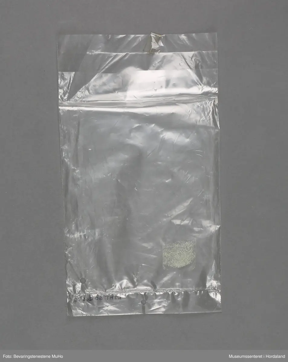 Plagget: Løver med ball i brunt, rødt og gult.
Emballasjen: Fargefoto av baby.