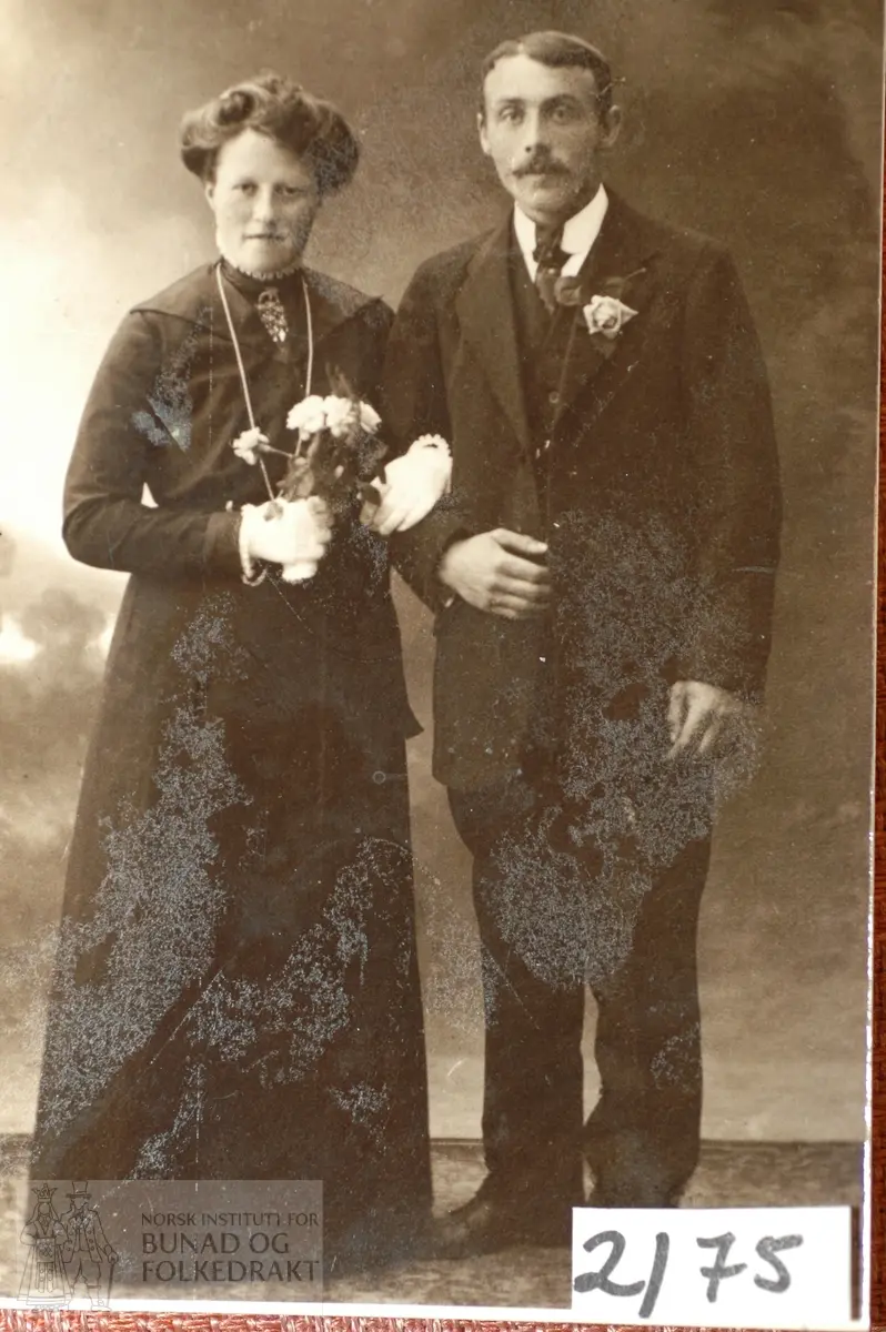 Fotografi av brudepar. Anna Marie og Stefanus Steffensen, fra bryllupet 21.07.1914. Bodø Domkirke.