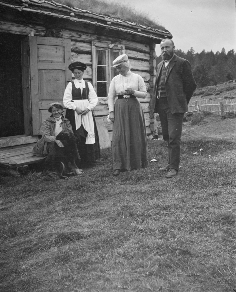 Vågå. Tre kvinner og en mann på tunet. En hund.
Haukland, Alvilde, Getta (Margrethe Dobloug), Nanna og Finn.