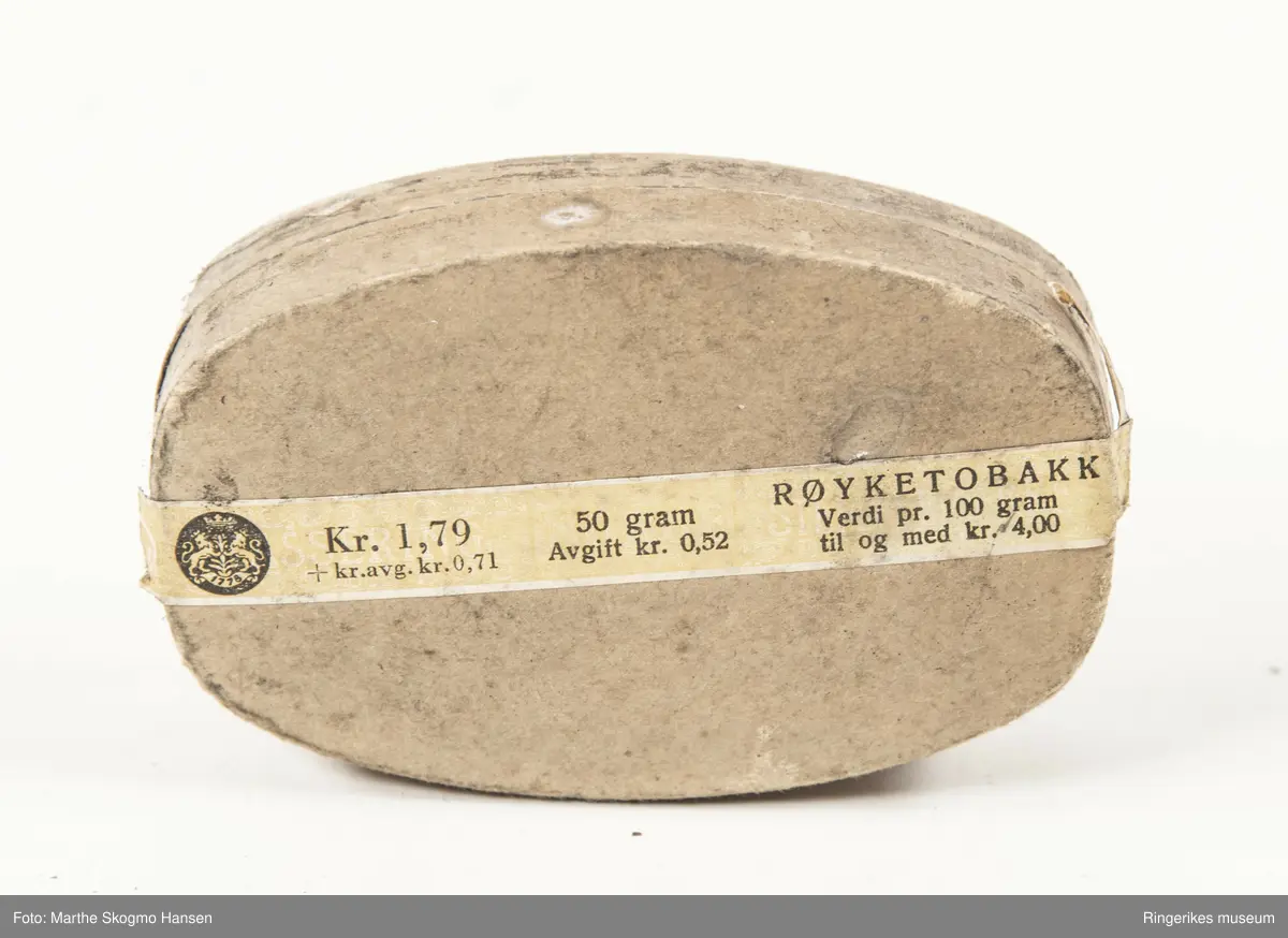 Tobakksboks i papp fra Tiedemans tobaksfabrikk.