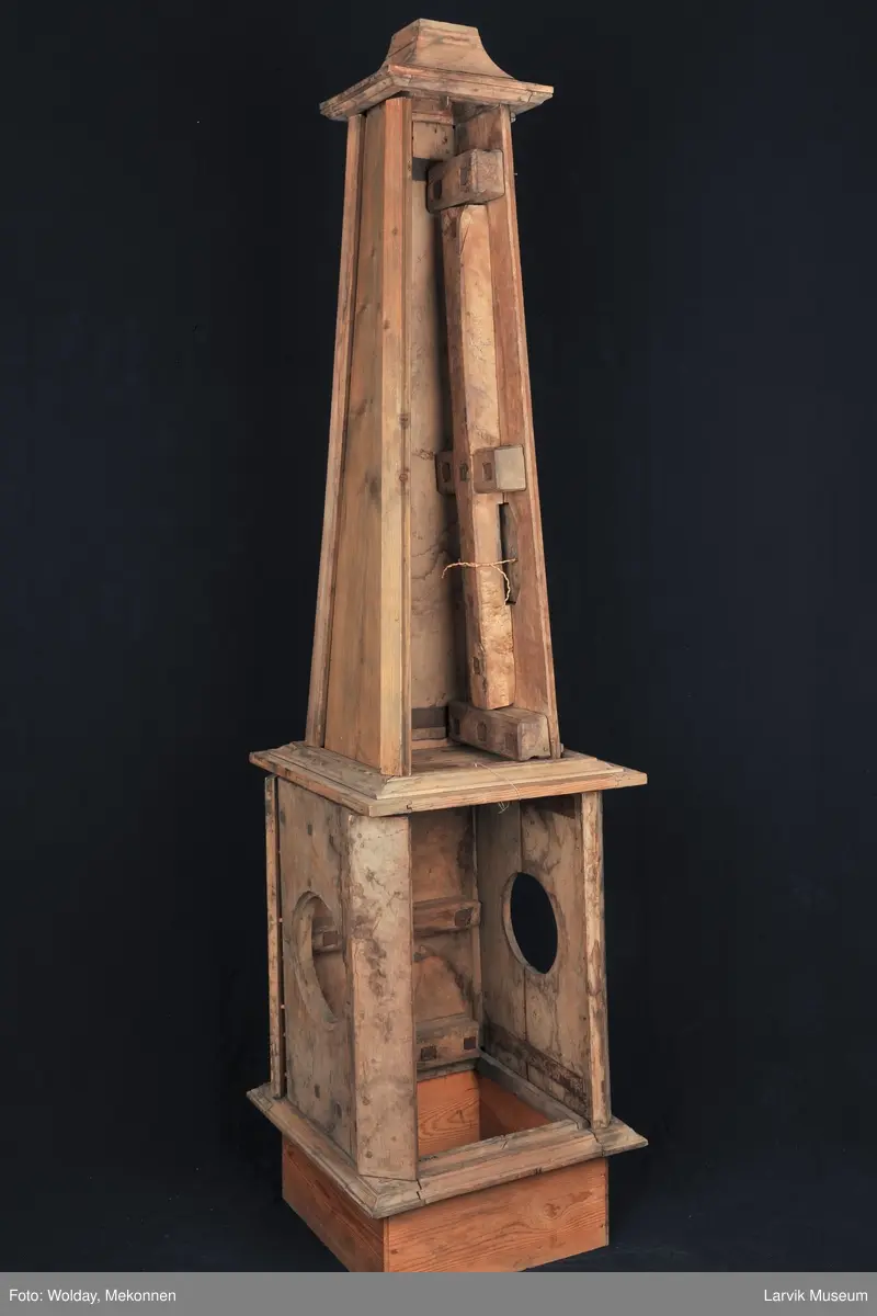 Pyramideovn. Modellplater av ovn kalt "Nr. 14". Delvis satt sammen. Underdelen firkantet med en stor rosett i oval perleramme. Høy, avsmalnende overdel med Louis XVI-ornamenter