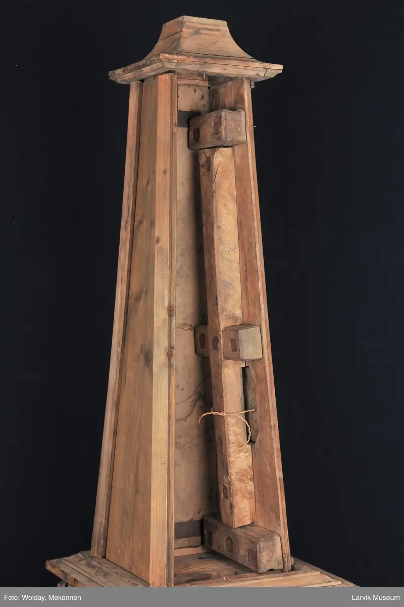 Pyramideovn. Modellplater av ovn kalt "Nr. 14". Delvis satt sammen. Underdelen firkantet med en stor rosett i oval perleramme. Høy, avsmalnende overdel med Louis XVI-ornamenter