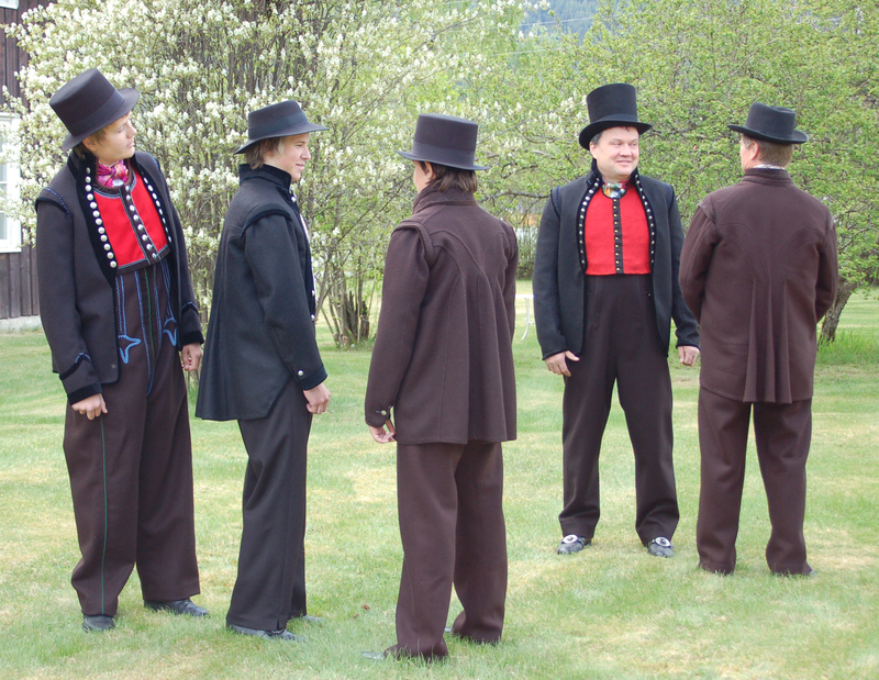 Hallingbunaden mørke sidtrøyer - fiskekjølkjer fotografert i Hagaled Gjestegård, Nesbyen 21. mai 2008.