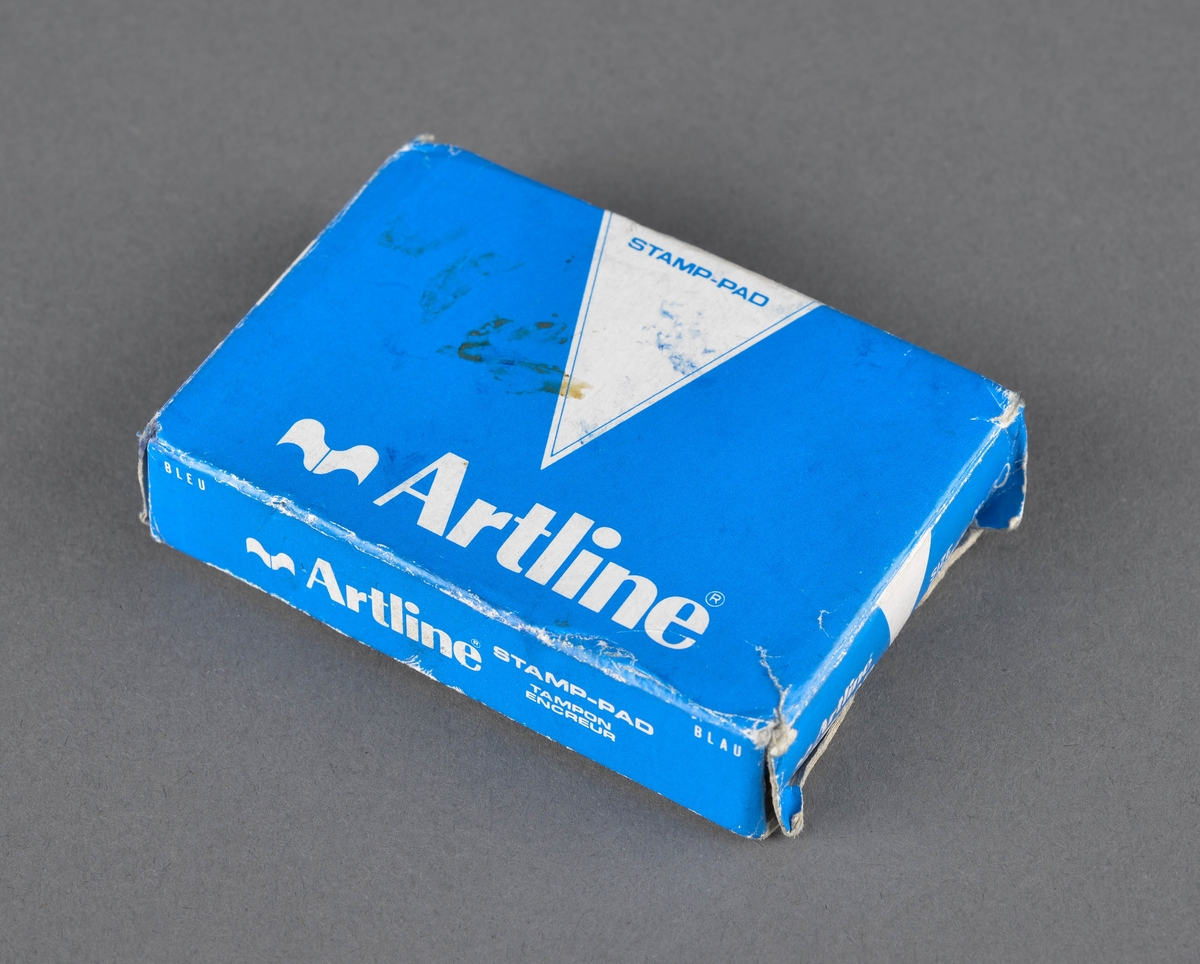 Stempelpute i metallboks, medfølgene eske i papp/papir
Brukt for stempling, gir blått avtrykk