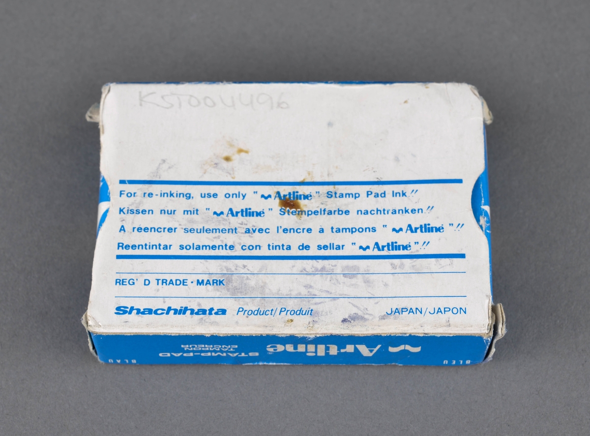 Stempelpute i metallboks, medfølgene eske i papp/papir
Brukt for stempling, gir blått avtrykk