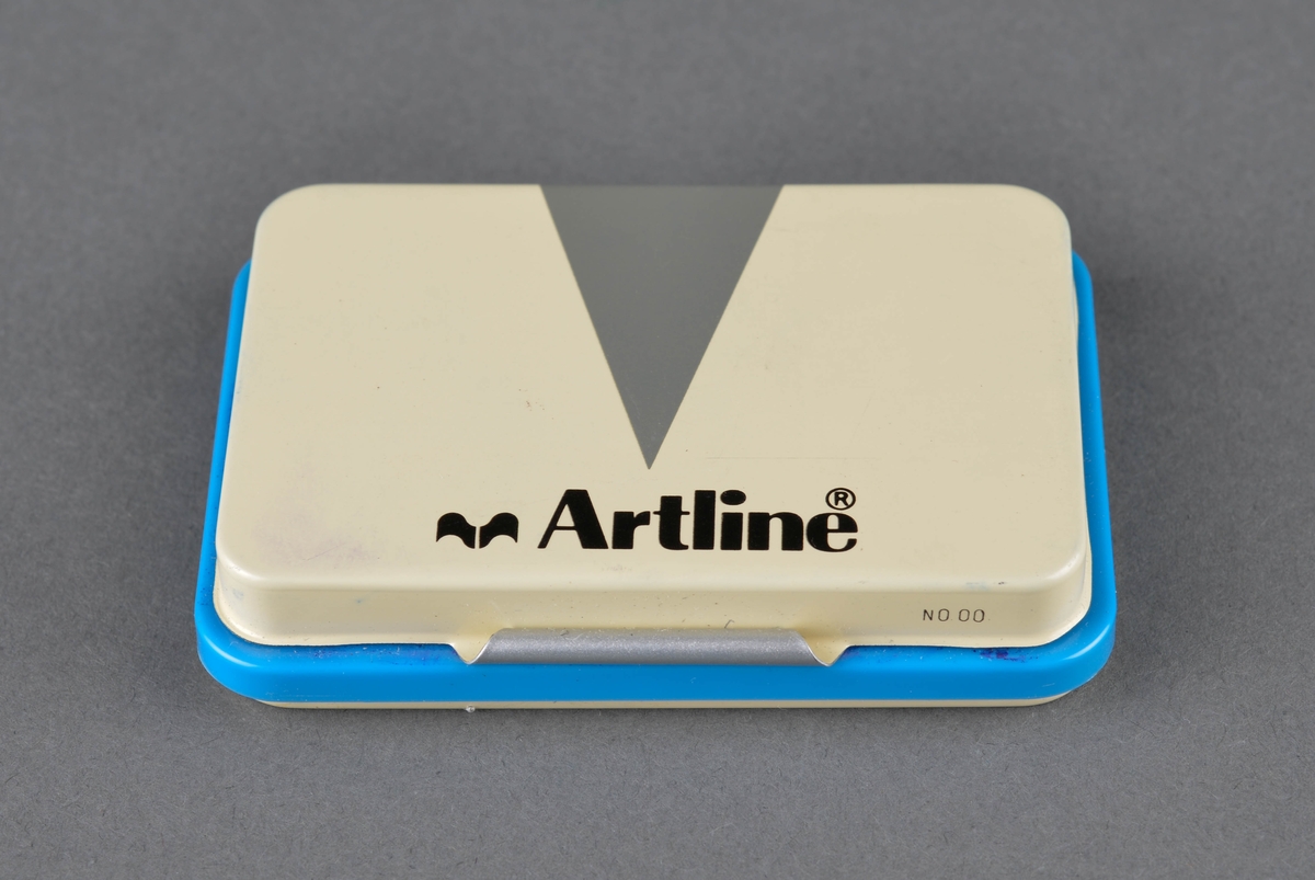 Stempelpute i metallboks, medfølgene eske i papp/papir
Brukt for stempling, gir blått avtrykk