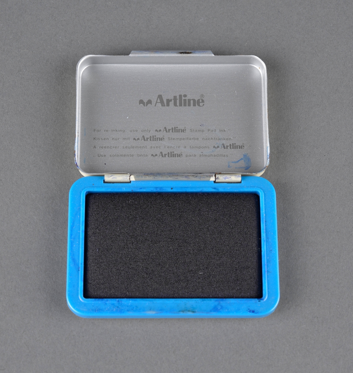 Stempelpute i metallboks, medfølgene eske i papp/papir
Brukt for stempling, gir blått avtrykk