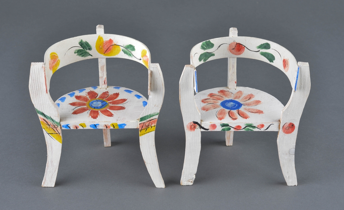 Dukkestoler i tre, hvit bunnfarge med rosedekor.