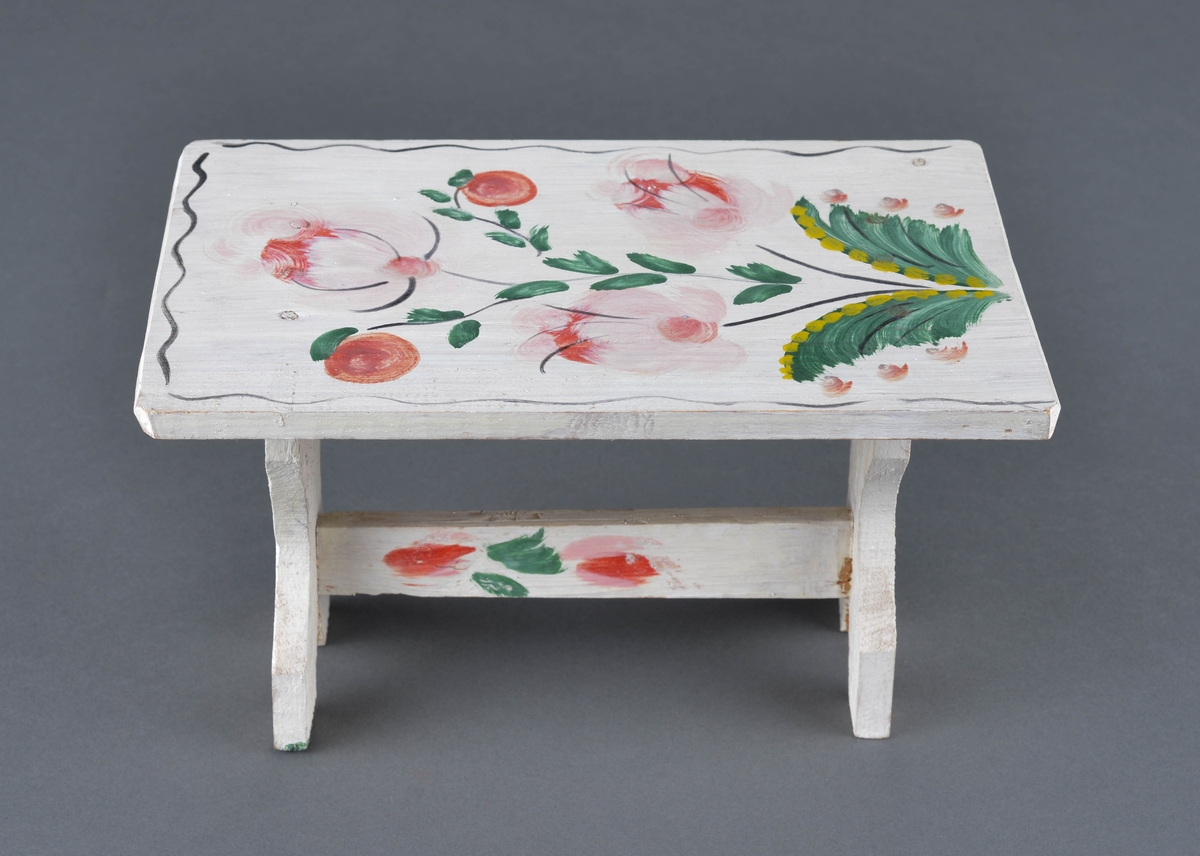 Dukkebord i tre, hvit bunnfarge med rosedekor.