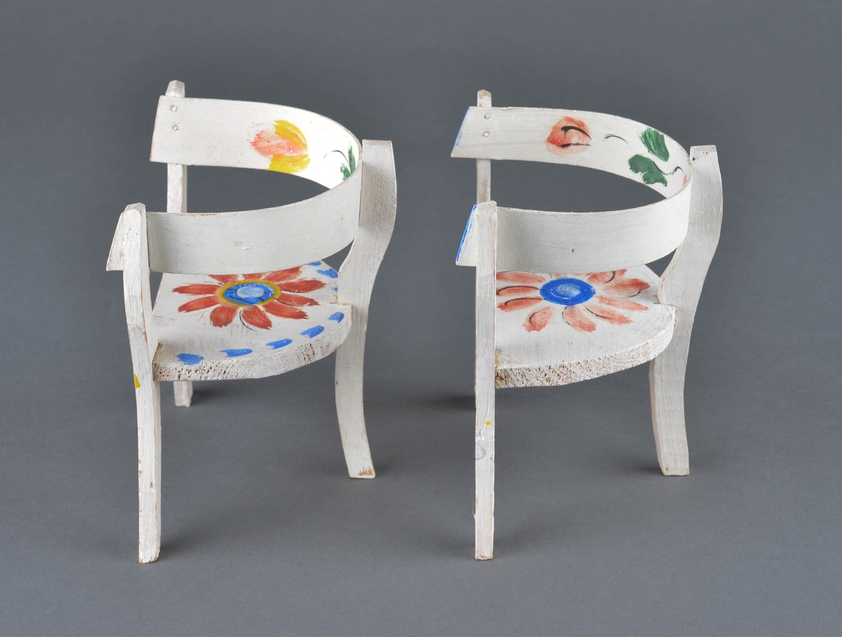 Dukkestoler i tre, hvit bunnfarge med rosedekor.