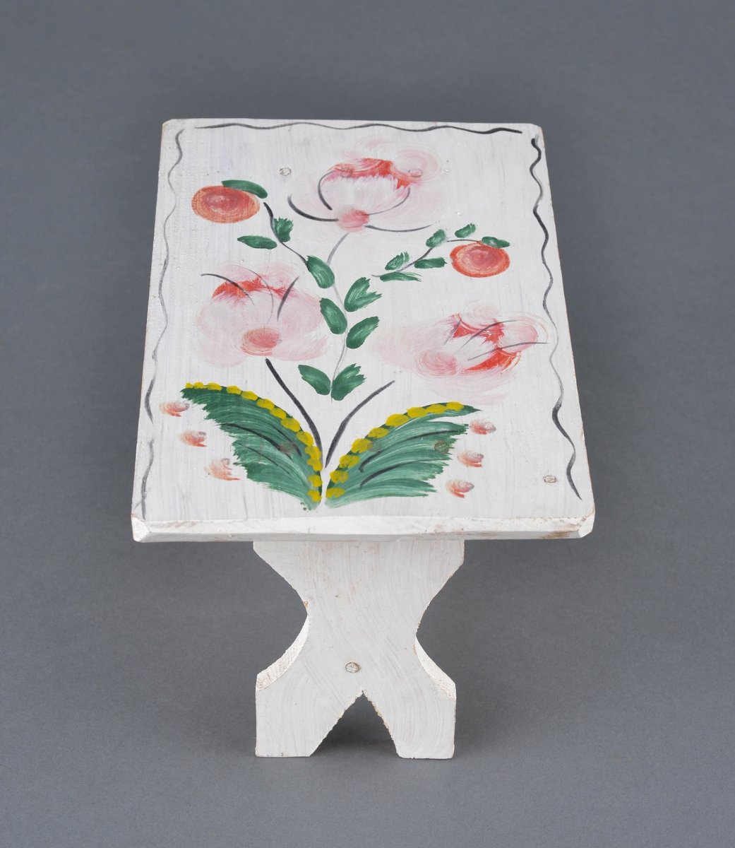 Dukkebord i tre, hvit bunnfarge med rosedekor.