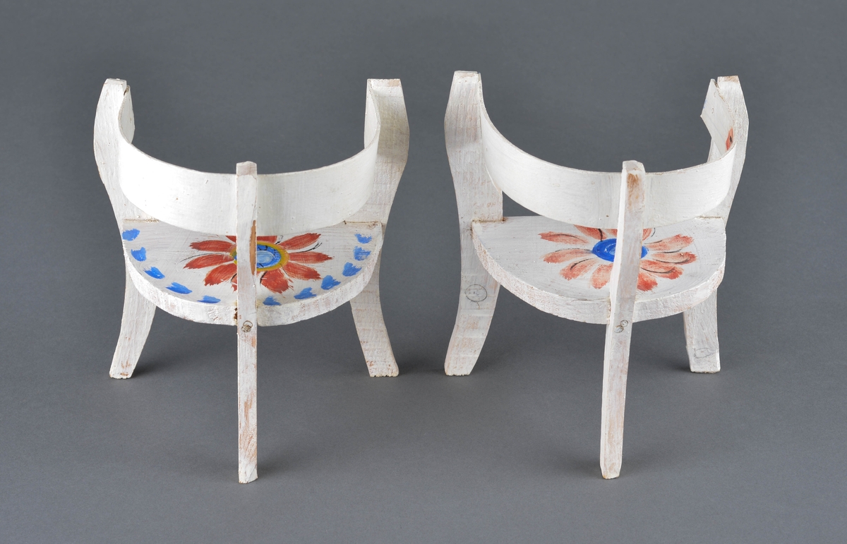 Dukkestoler i tre, hvit bunnfarge med rosedekor.