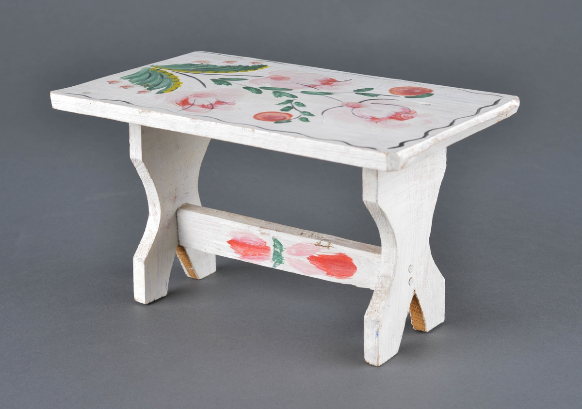 Dukkebord i tre, hvit bunnfarge med rosedekor.