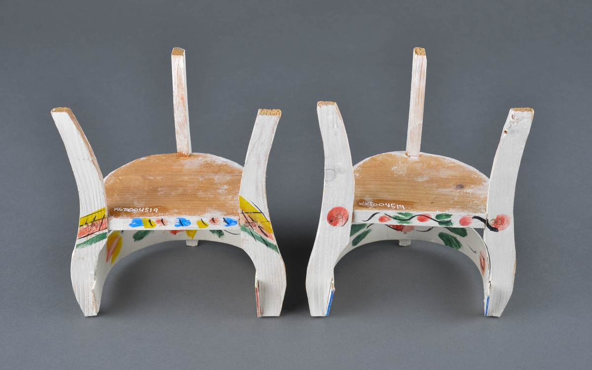 Dukkestoler i tre, hvit bunnfarge med rosedekor.