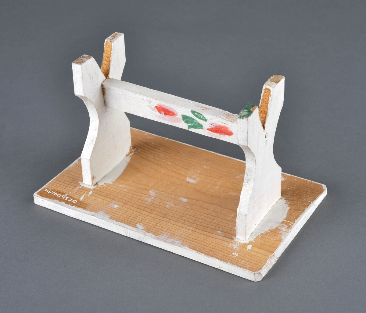 Dukkebord i tre, hvit bunnfarge med rosedekor.