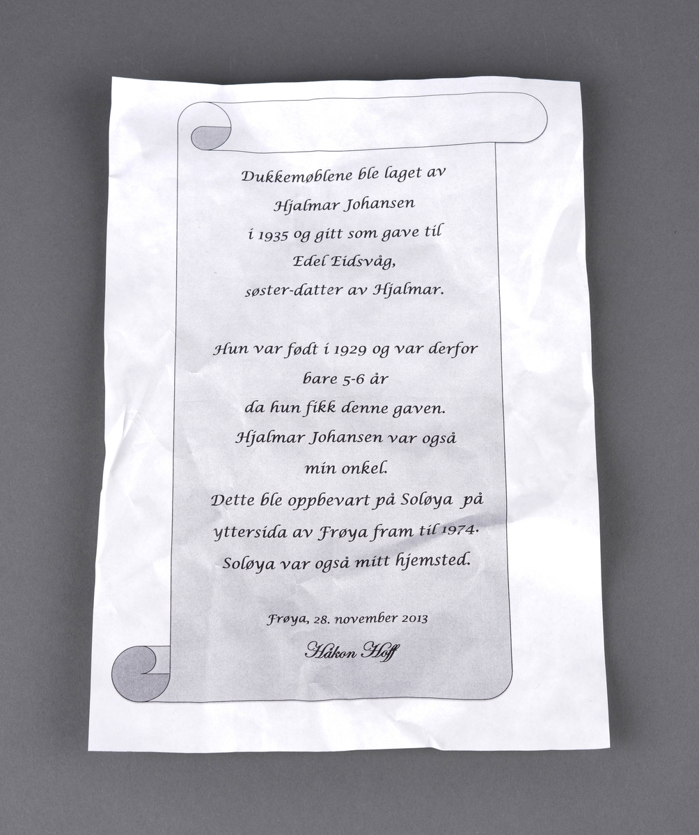 Dukkestoler i tre, hvit bunnfarge med rosedekor.