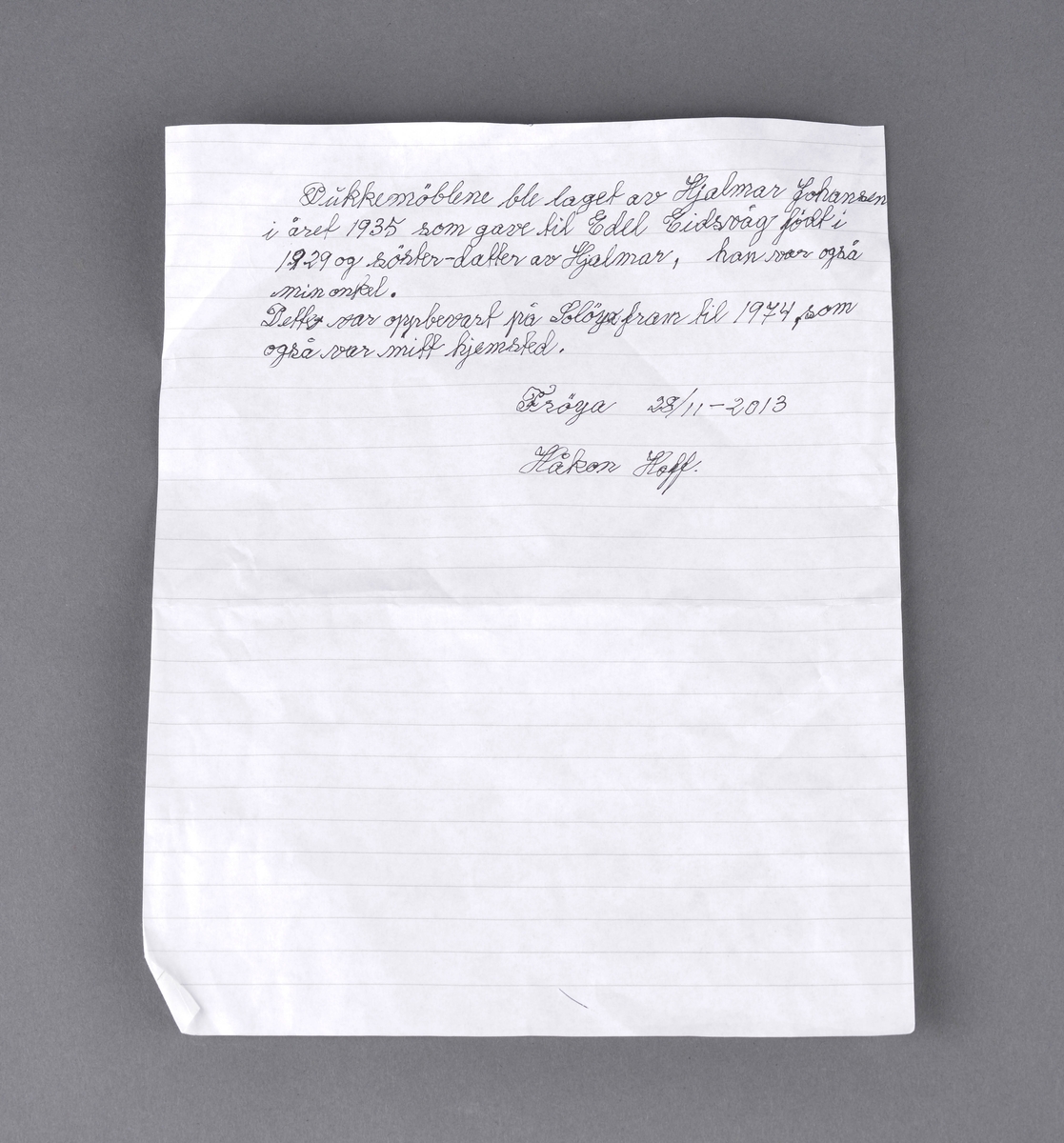 Dukkebord i tre, hvit bunnfarge med rosedekor.