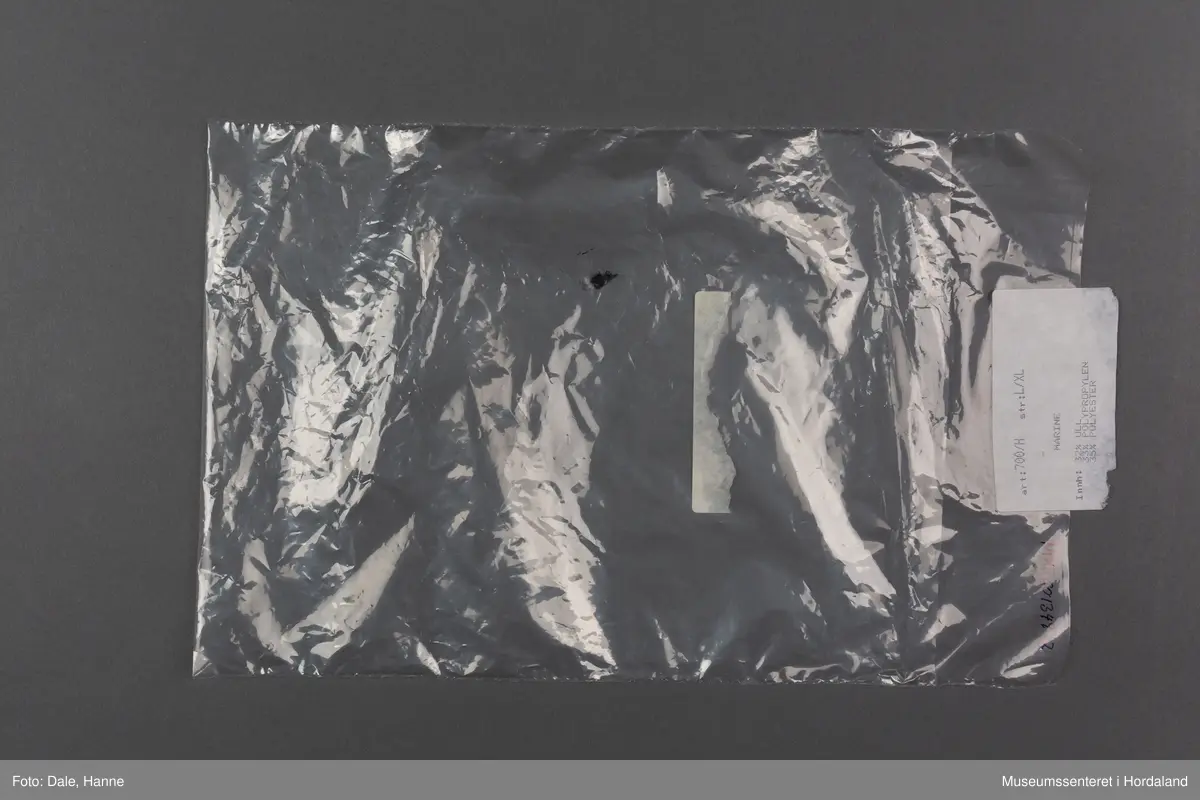 Marineblå finlandshette/balaklava i eit strikka stoff i ull og syntetiske fiber. Med plastemballasje.