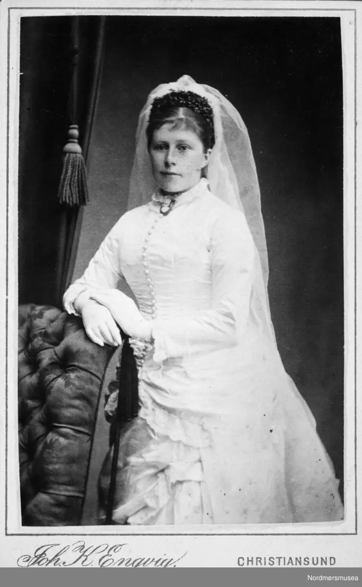 Christiane Marie Gude f. 1858, gift Borchgrevink. Kristiansund. Fotosamling etter Waldemar Werring (1905-1981), nevø av N.H. Knudtzon III, gitt til Nordmøre museum av dattersønnen Tom Paiva 2022.