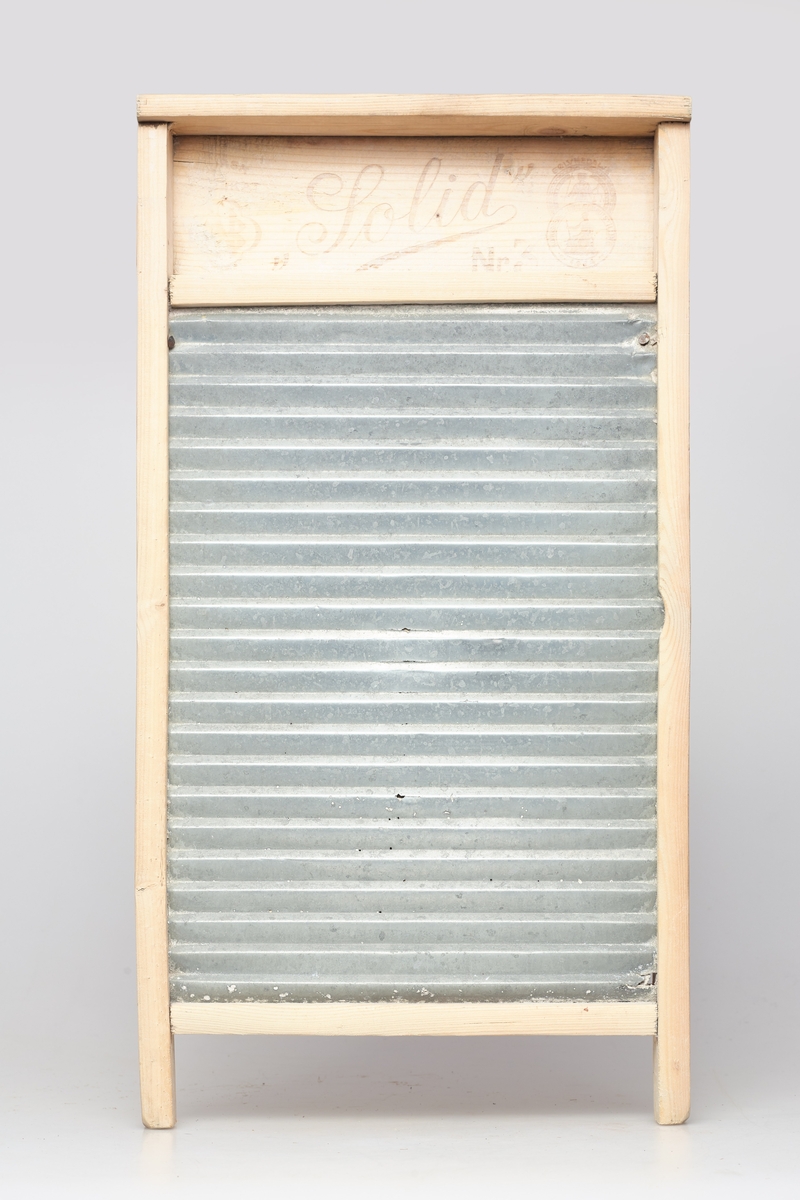 Merke: Solid nr 3, Kongsberg Jubileumsutstilling 1924, selve brettet er ruglete og har to bein, i det øvre rommet ble såpa lagt